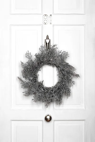 Boże Narodzenie wieniec na białe drzwi — Zdjęcie stockowe