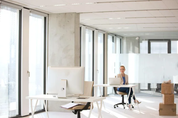 Zakenvrouw werken op de computer op nieuw kantoor — Stockfoto