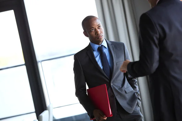 Hombre de negocios serio hablando con colega masculino — Foto de Stock