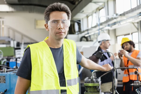 Travailleur dans les lunettes de protection à l'industrie — Photo