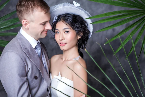Прекрасная невеста, стоящая с женихом — стоковое фото