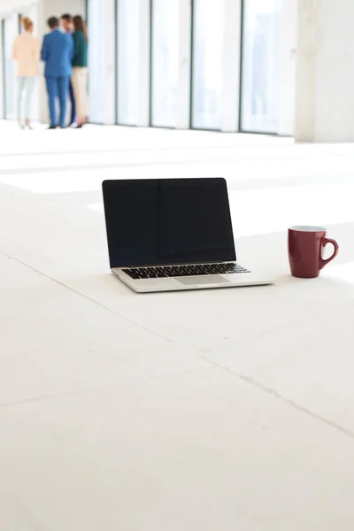 Laptop e xícara de café vermelho — Fotografia de Stock