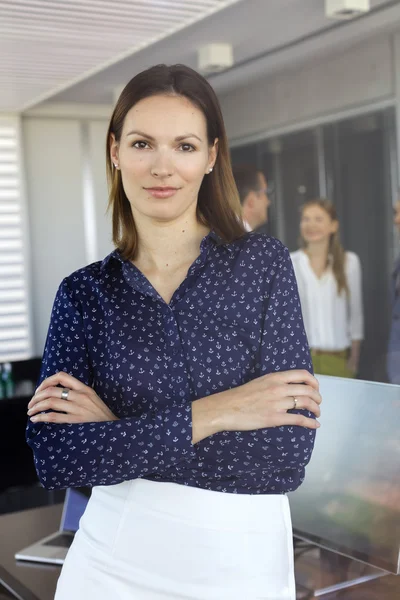 Mujer de negocios confiada mirando la cámara —  Fotos de Stock