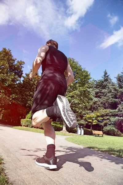 Человек, бегущий в парке — стоковое фото