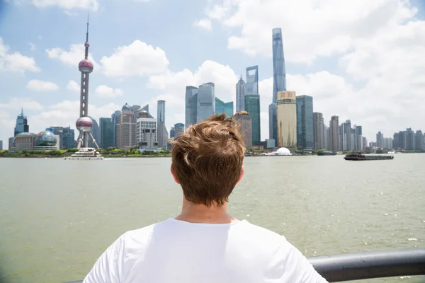 Mann blickt auf Pudong-Skyline — Stockfoto