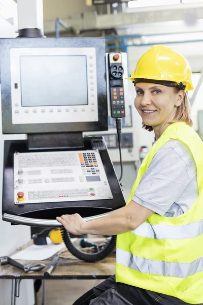 Female worker operating machinery — Stock Photo, Image