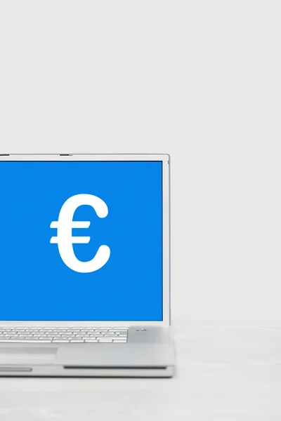 Euro sinal na tela do monitor do laptop — Fotografia de Stock