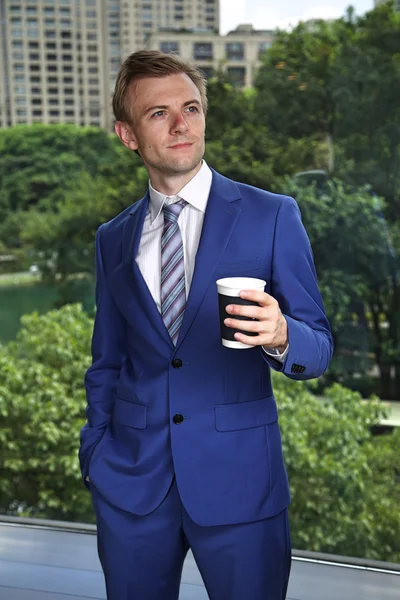 Uomo d'affari che beve caffè — Foto Stock