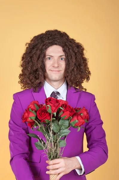 Hombre de traje púrpura sosteniendo rosas — Foto de Stock