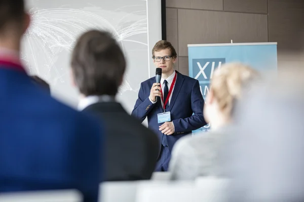 Zakenman geven van presentatie voor publiek — Stockfoto