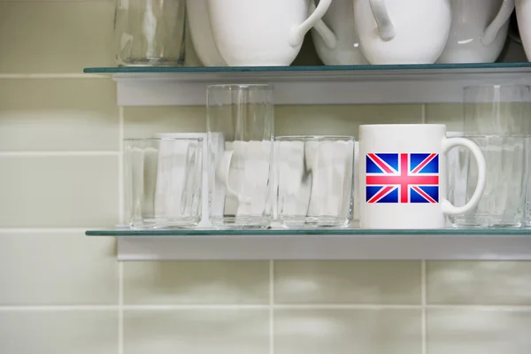 Mug with British flag on shelf — Stock Photo, Image