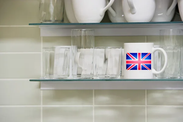 Caneca com bandeira britânica na prateleira — Fotografia de Stock