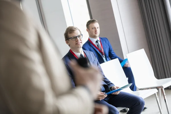 Businessmen and public speaker in seminar hall — Stock Photo, Image