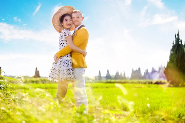 Pareja romántica abrazándose en el campo — Foto de Stock