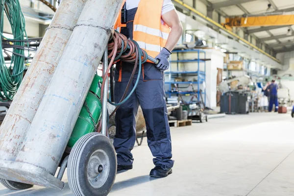 Trabajador manual moviendo cilindros de gas — Foto de Stock