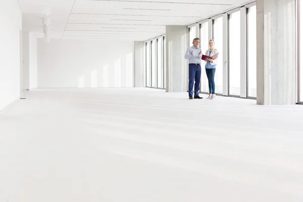 Zakenman en zakenvrouw in gesprek in functie — Stockfoto