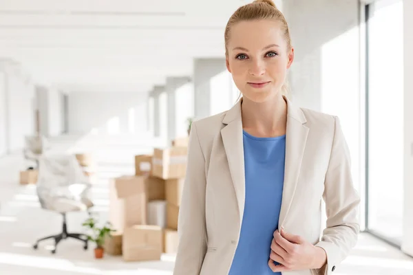 Jeune femme d'affaires dans un nouveau bureau — Photo