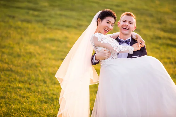 Novio alegre llevando novia —  Fotos de Stock