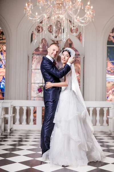 Casal de casamento sorridente na igreja — Fotografia de Stock