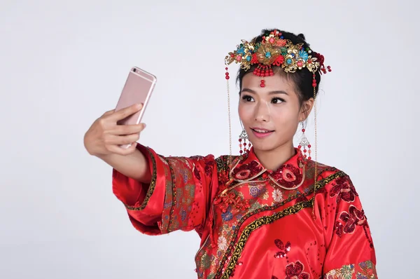 Novia china tomando selfie — Foto de Stock