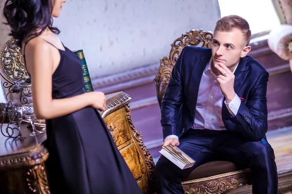 Hombre cariñoso en traje mirando a la mujer — Foto de Stock