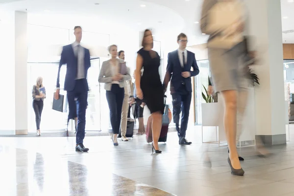 Mensen uit het bedrijfsleven lopen in convention center — Stockfoto