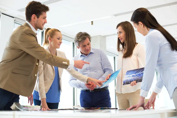 Ontwerp professionele met team bespreken in kantoor — Stockfoto