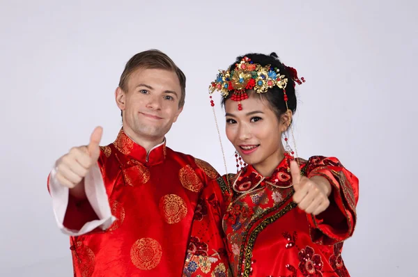 Noiva e noivo em roupas de casamento chinês — Fotografia de Stock