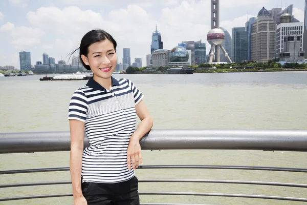 Vrouw met de Oriental Pearl tower in achtergrond — Stockfoto