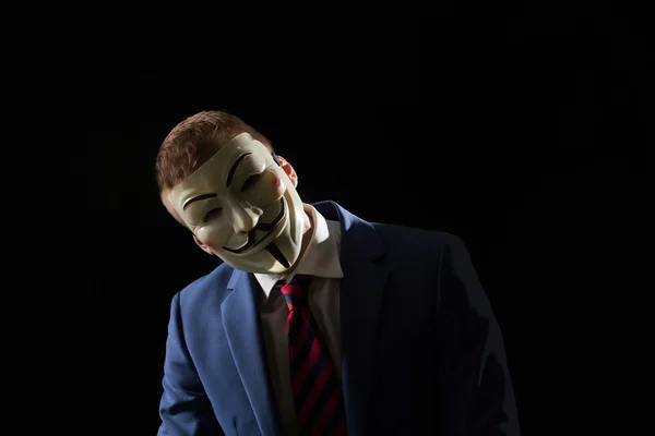 Geschäftsmann unter anonymer Maske — Stockfoto