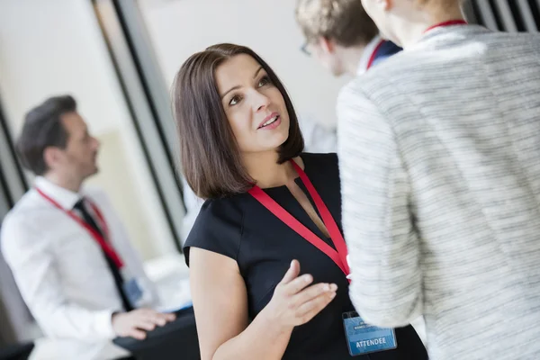 Businesswomen talking during coffee break — Stock Photo, Image