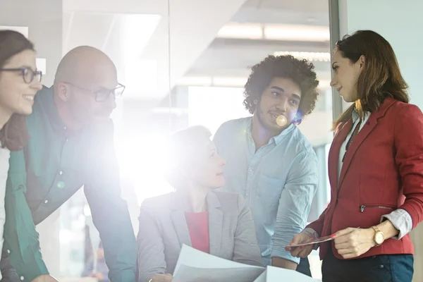 Geschäftsleute diskutieren im Amt — Stockfoto