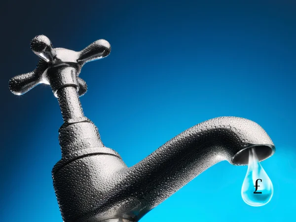 Pfund-Symbol tröpfelt aus Wasserhahn — Stockfoto