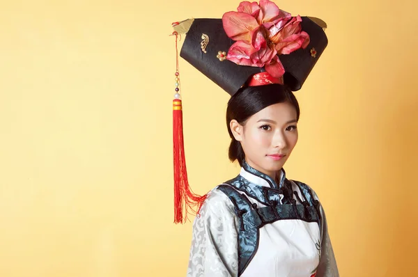 Chinese Woman wearing traditional outfit — Φωτογραφία Αρχείου