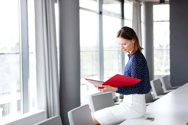 Jeune femme d'affaires fichier de lecture — Photo