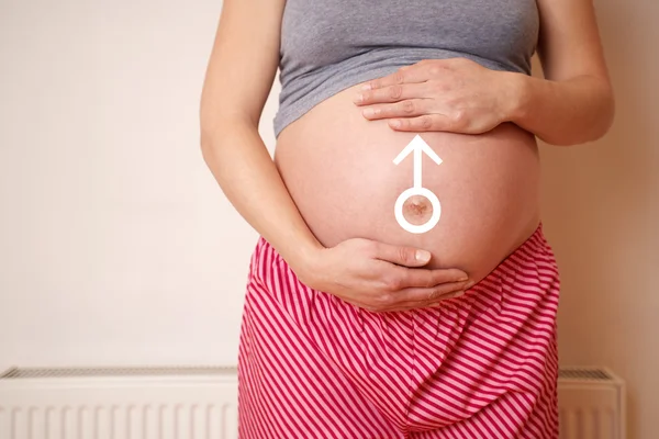 Mulher grávida com símbolo masculino na barriga — Fotografia de Stock