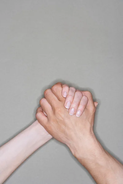 Mãos humanas segurando juntas — Fotografia de Stock