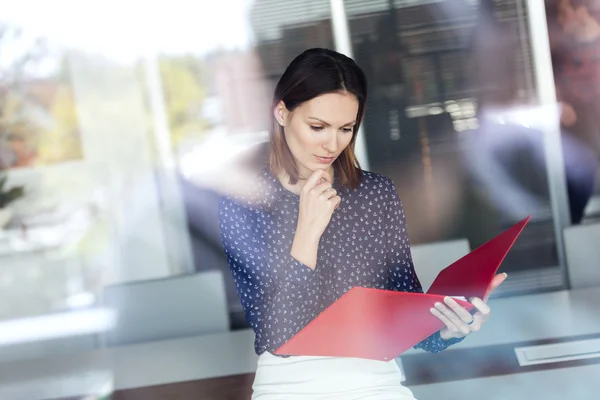 Sérieux jeune femme d'affaires fichier de lecture — Photo