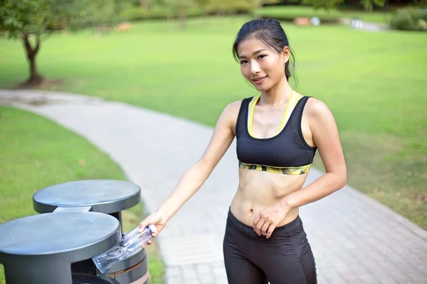 Mujer haciendo reciclaje en el parque después de ejecutar —  Fotos de Stock