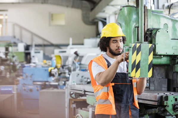 Trabajador que opera maquinaria en la industria metalúrgica — Foto de Stock