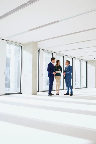 Mensen uit het bedrijfsleven met discussie in kantoor — Stockfoto