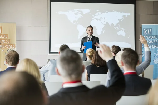 Public speaker asking questions to audience — Stock Photo, Image