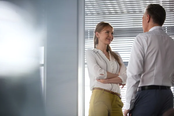 Zakenvrouw en zakenman in gesprek — Stockfoto