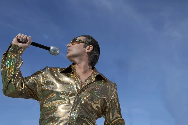 Elvis impersonator singing into a microphone — Stock Photo, Image