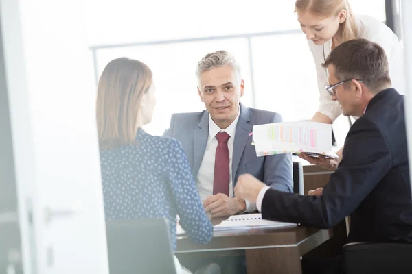 Mensen uit het bedrijfsleven op de vergadering in bestuurskamer — Stockfoto