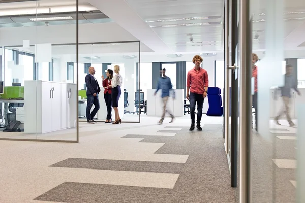 Empresarios y empresarias en corredor de oficinas —  Fotos de Stock