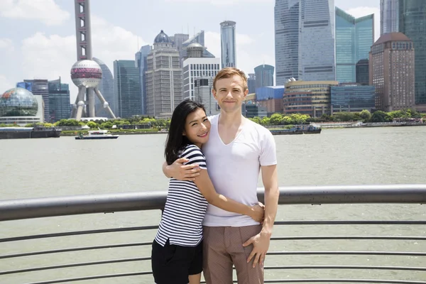 Усміхаючись пара за перил з Shanghai горизонт — стокове фото
