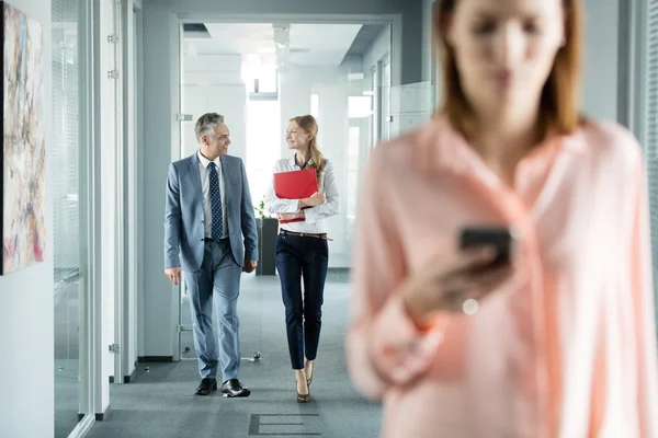 Uomini d'affari che camminano nel corridoio degli uffici — Foto Stock