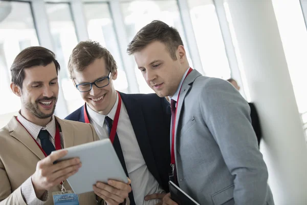 Uomini d'affari felici utilizzando tablet digitale — Foto Stock