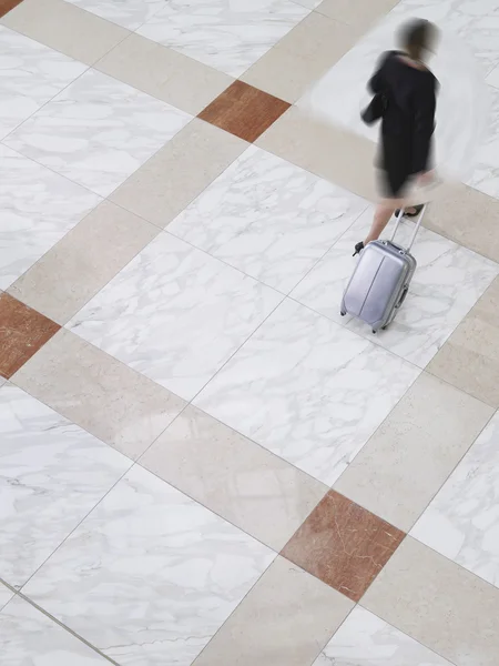 Woman walking through a lobby — Stock Photo, Image